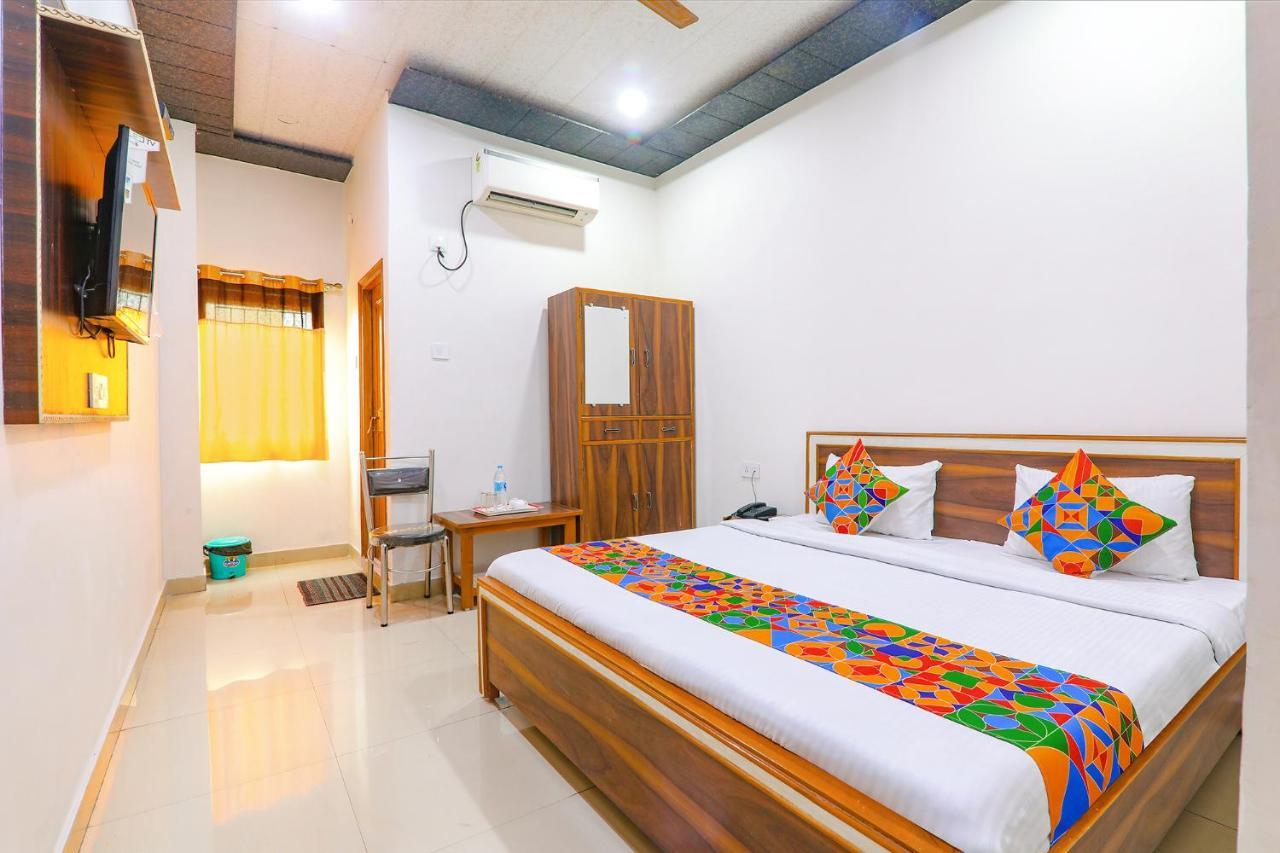Capital O 64299 Hotel Suncity Juhi Bari Kültér fotó
